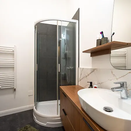 דירה Luxury Two-bedroom With Private Garage