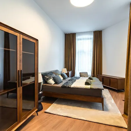 Luxury Two-bedroom With Private Garage דירה *